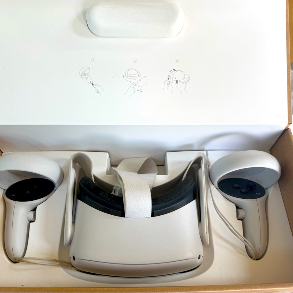 Oculus 2 White VR Headset and Controllers